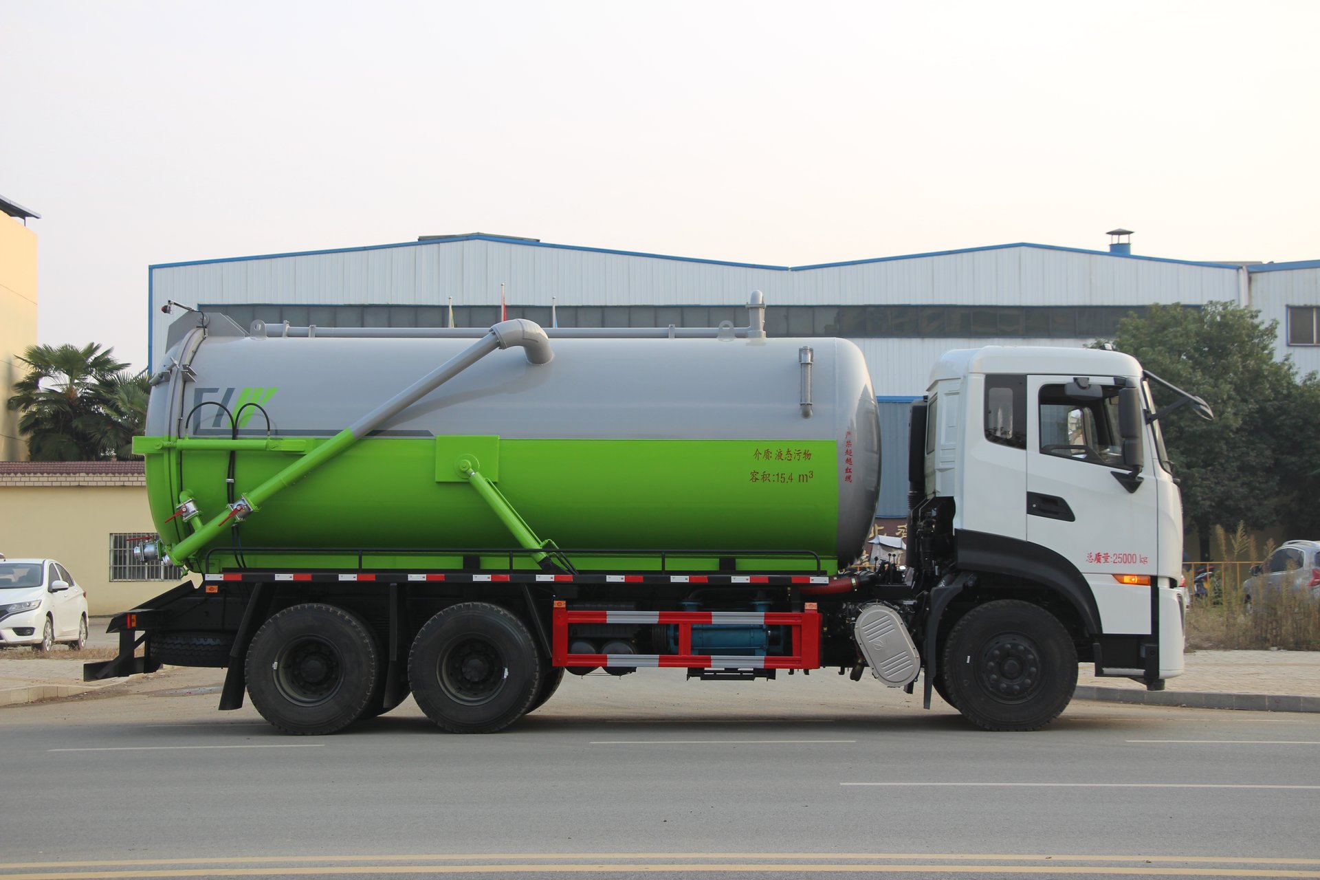 DongFeng Tianlong Rear Double axle Vacuum Sewage Suction Truck
